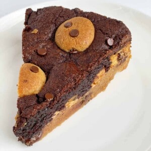 A slice of peanut butter cookie pie on a plate.