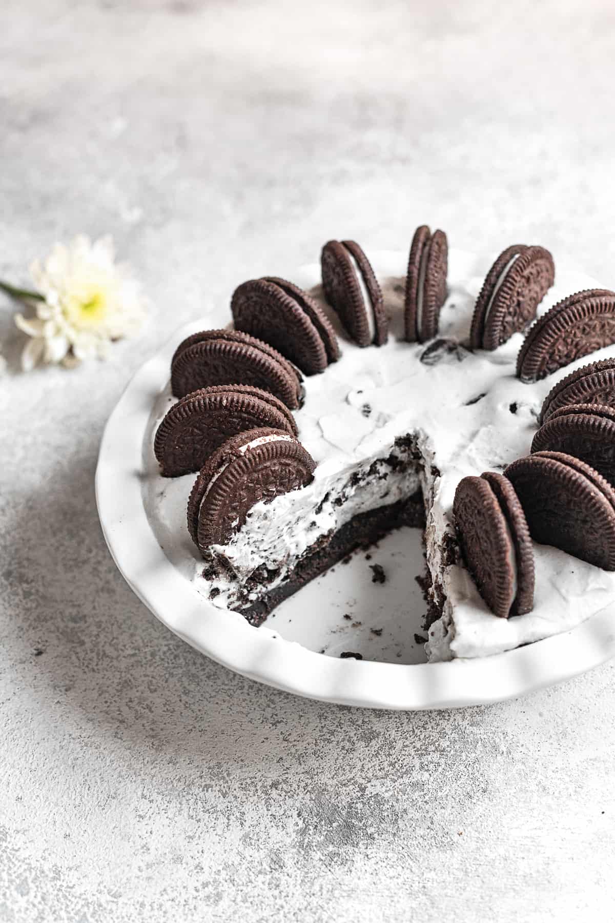 no-bake Oreo pie with a slice missing.