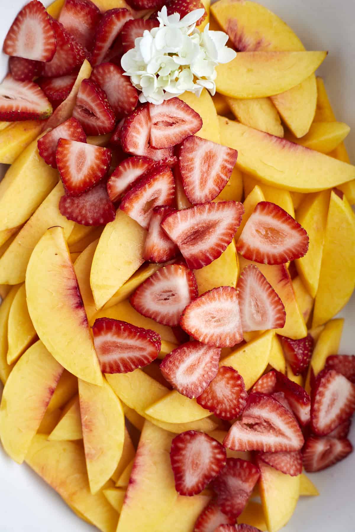 peaches and strawberries in a baking dish