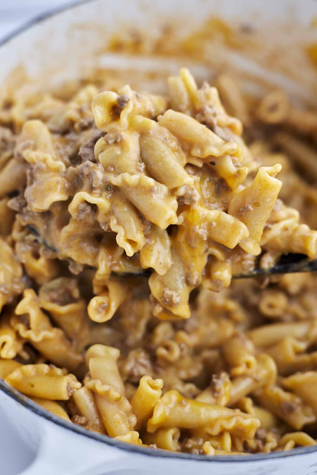 close up of one pot cheeseburger pasta.