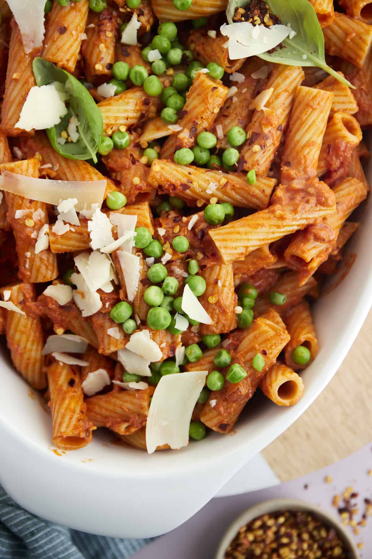 baked spicy rigatoni with peas 