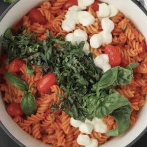 One Pot Caprese Pasta with Mozzarella, tomatoes, and spinach