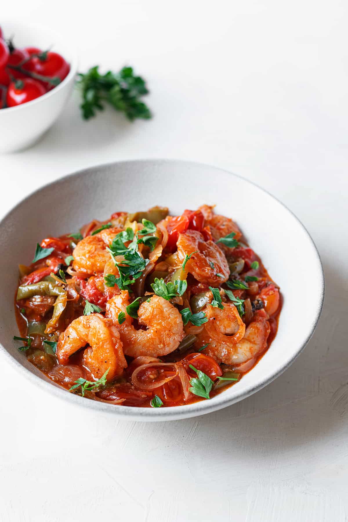 side view of shrimp and tomato in a plate 