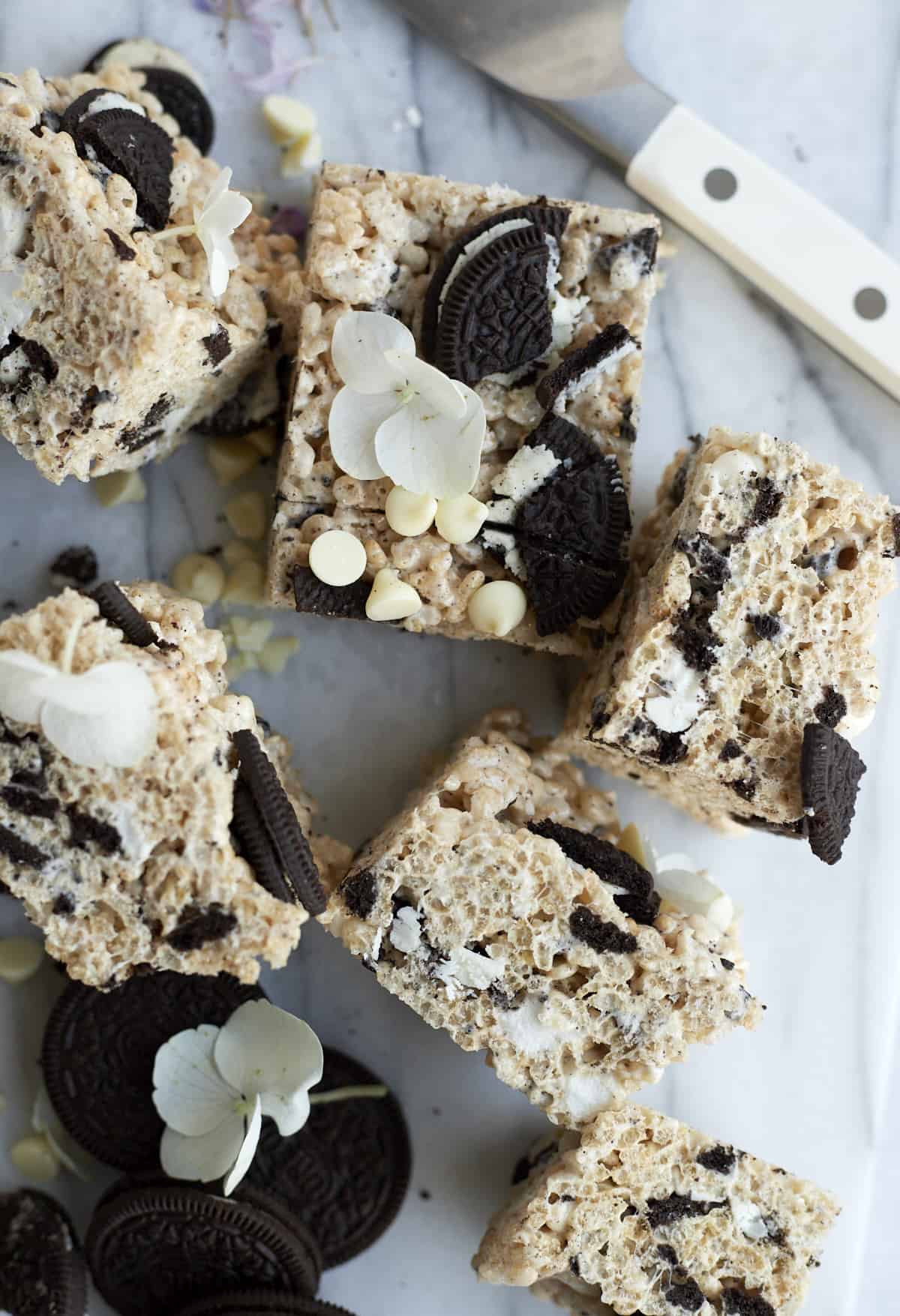 6 oreo rice krispie treat squares topped with Oreo chunks and white chocolate chips