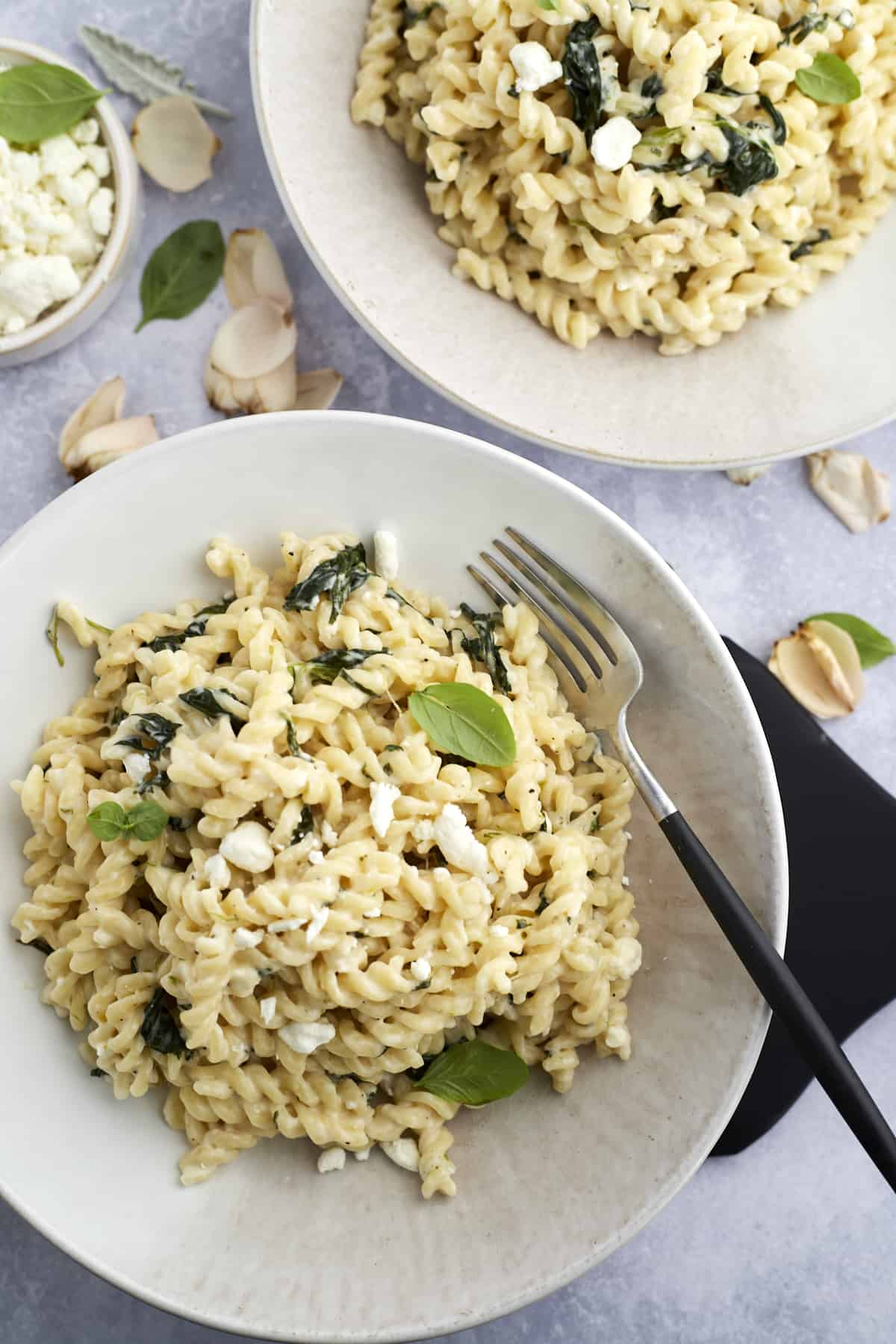 two bowls of Spanakopita Pasta with Spinach