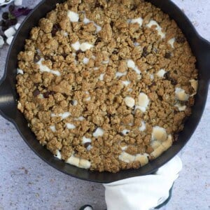 overhead image of a s'mores oatmeal cookie skillet