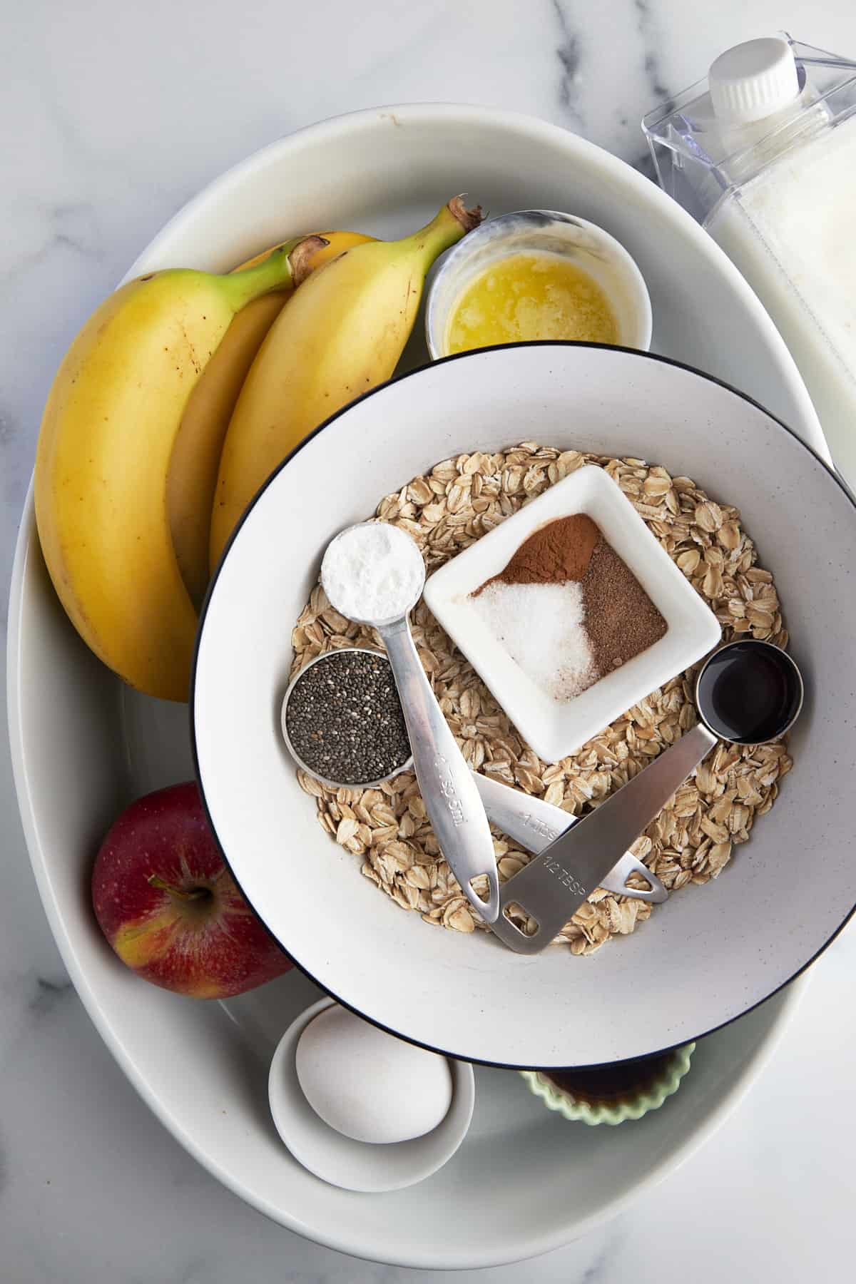 Ingredients needed to make cinnamon baked apple oatmeal. 