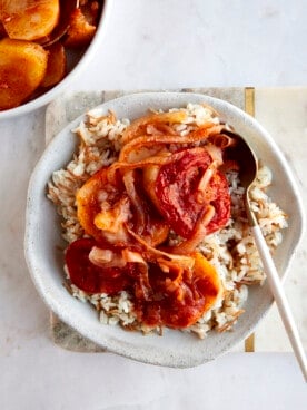 A bowl of sanyet el batates over vermicelli rice.