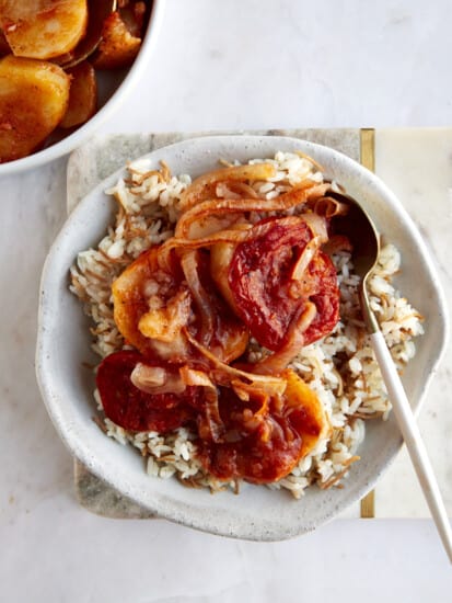 A bowl of sanyet el batates over vermicelli rice.