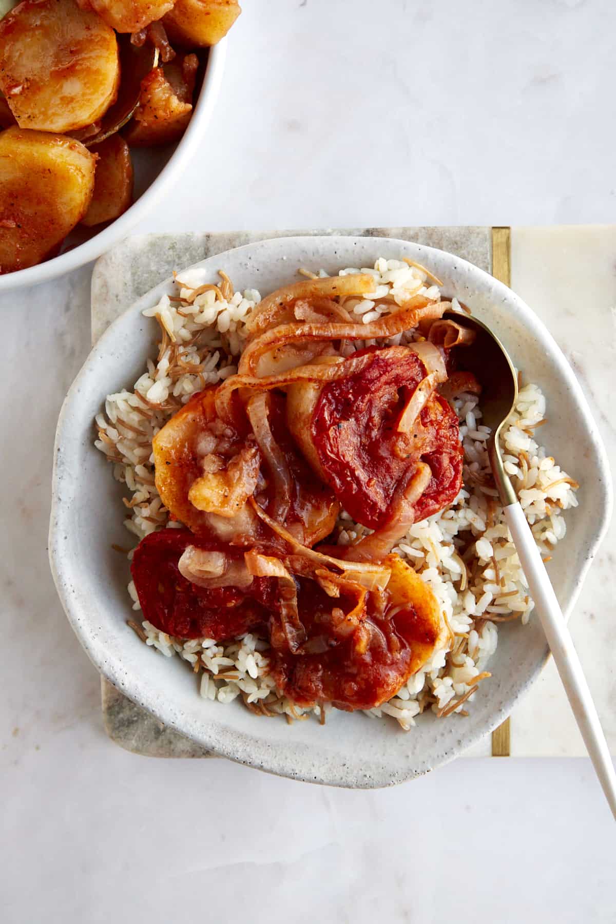 A bowl of sanyet el batates over vermicelli rice.