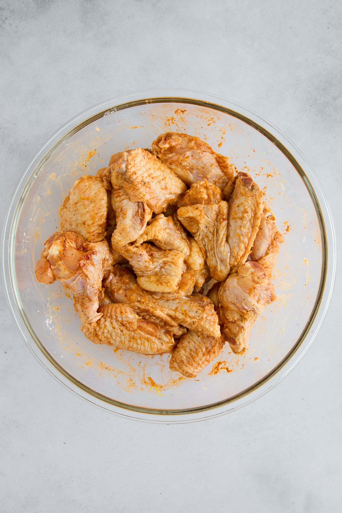Seasoned raw chicken wings.